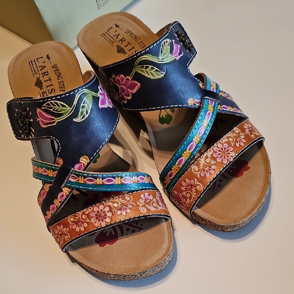 L'ARTISTE Navy & Tan Floral Embroidered Slide Sandals